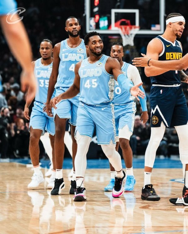 BWIN体育 约基奇大三双掘金负骑士 独行侠送奇才16连败